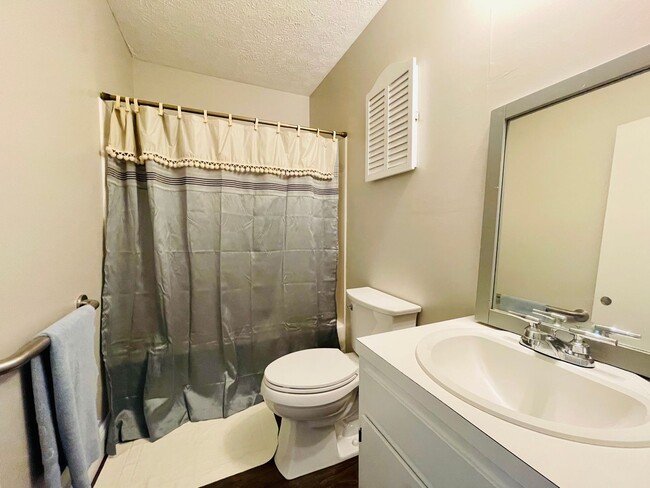 Building Photo - Updated and adorable rancher home in Old C...
