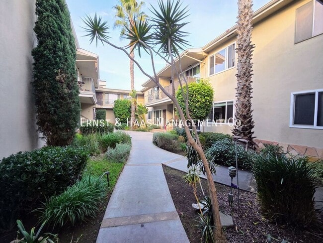 Building Photo - 2049 E 3rd St