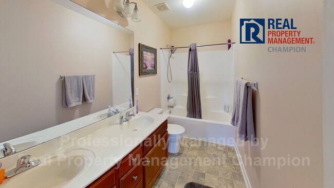 Building Photo - Spacious Executive Home on Friendly Cul-de...