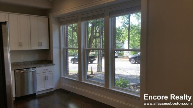 Building Photo - 2044 Beacon St