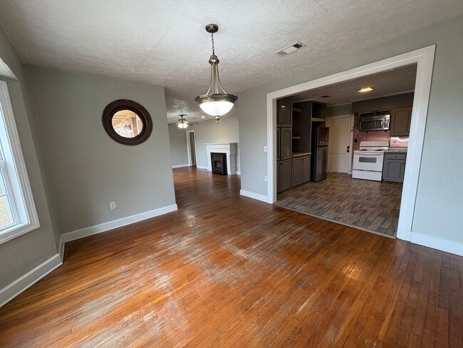 Building Photo - 3 Bed/2 Bath Home in Brandon