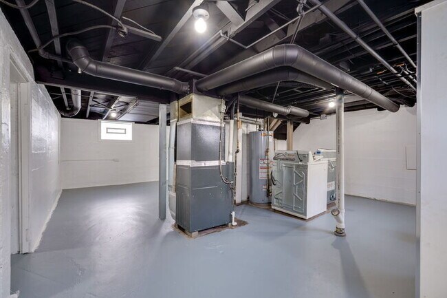 Building Photo - 2824 Dwight Ave