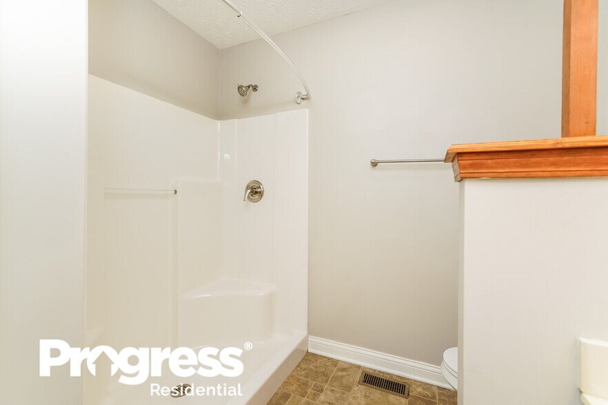 Building Photo - 3124 Eastpointe Dr