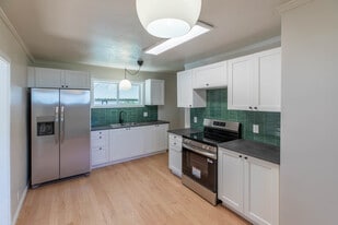 Building Photo - 13 Gilbert St