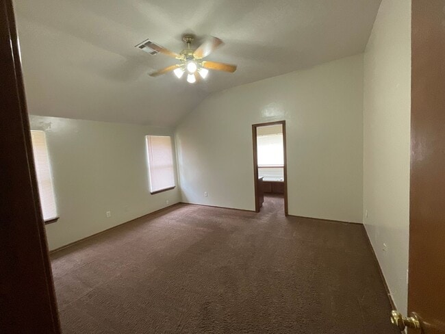 Building Photo - 4 bed, 2 bath, brick, gas stove, dishwashe...