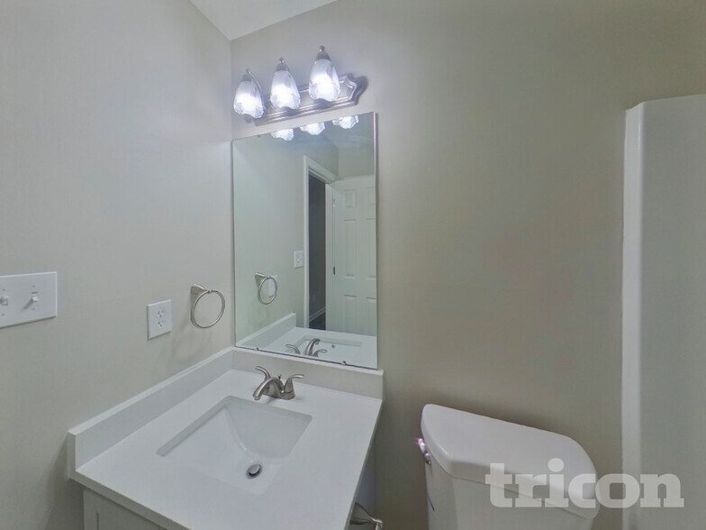 Building Photo - 722 Foxborough Rd