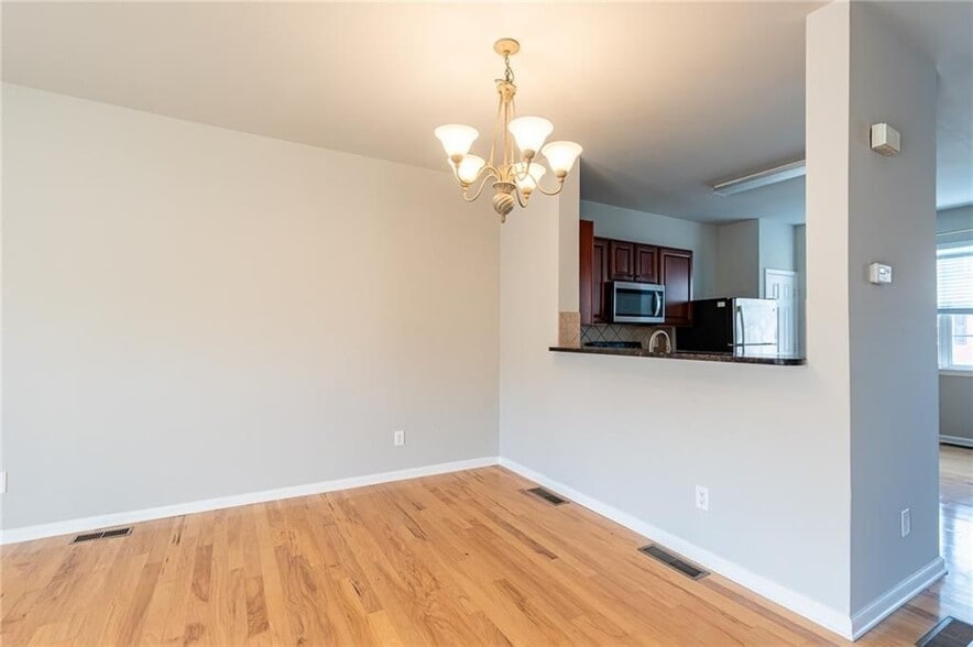 Building Photo - 2190 Landing Walk Dr