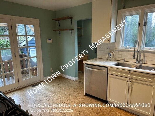 Building Photo - 912 Carlyon Ave SE