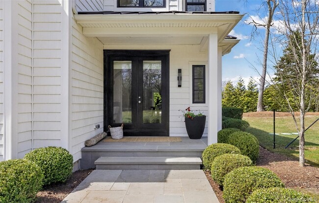 Building Photo - 17 Bayview Rd N