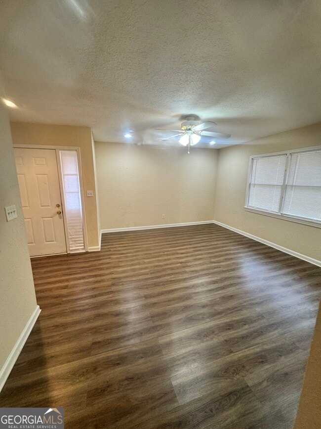 Building Photo - 736 Happy Hollow Rd