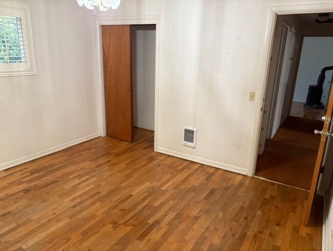 Building Photo - Charming home with large bedrooms