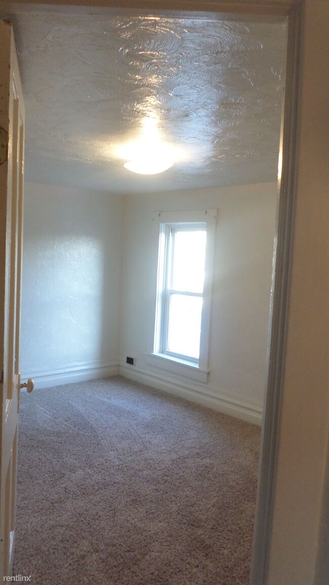 Building Photo - 3 br, 1 bath Triplex - 125 North Chestnut ...