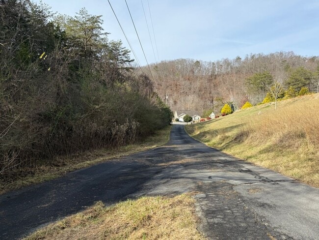 Building Photo - Private 3 bed 2bath house in North Johnson City! - Available NOW