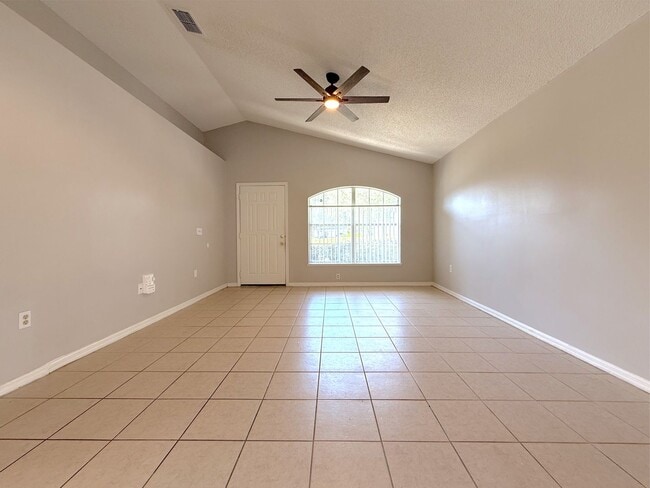 Building Photo - 3/2 Home with a 1-Car Garage in Apopka