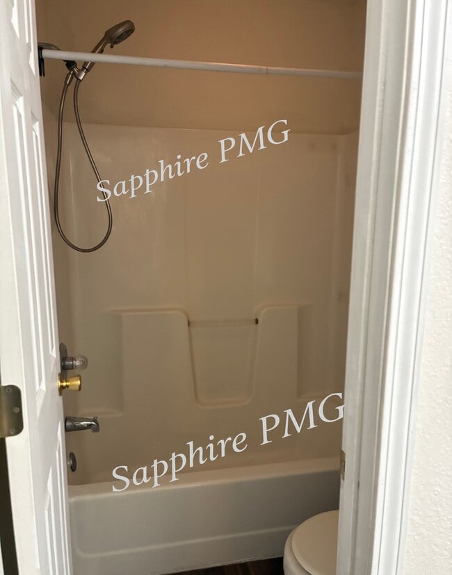 Building Photo - 5621 N Northwood Terrace