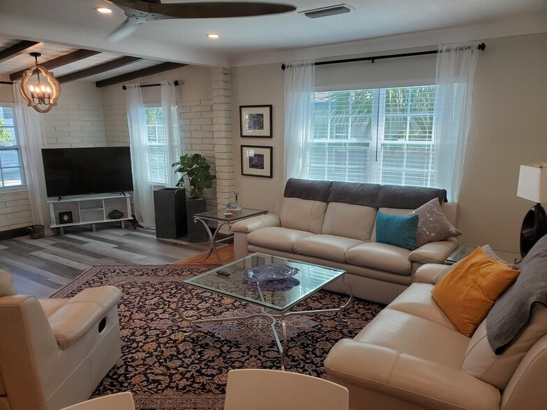 Building Photo - 347 Ling a Mor Ter S