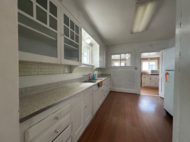 Building Photo - 2bed, 1bath 1,186sq.ft. home with large de...