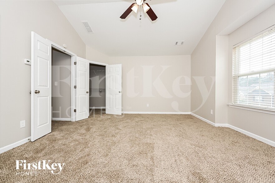 Building Photo - 3383 Estes Dr