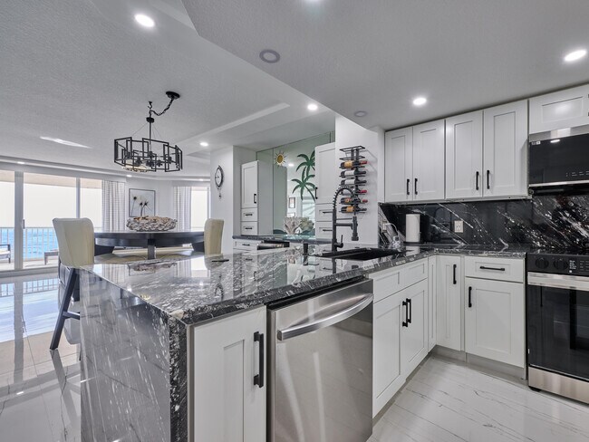 Building Photo - 5051 N Hwy A1A