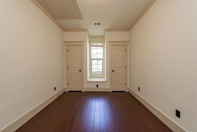 Building Photo - 722 E 25th St