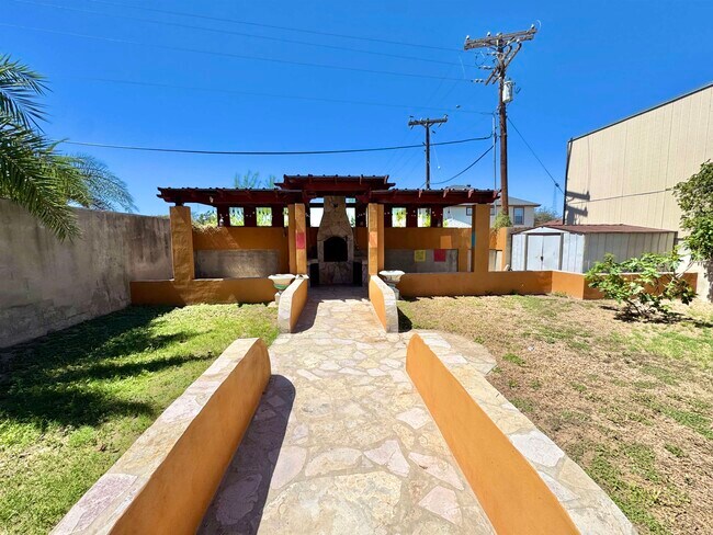 Building Photo - 210 Leon Ave