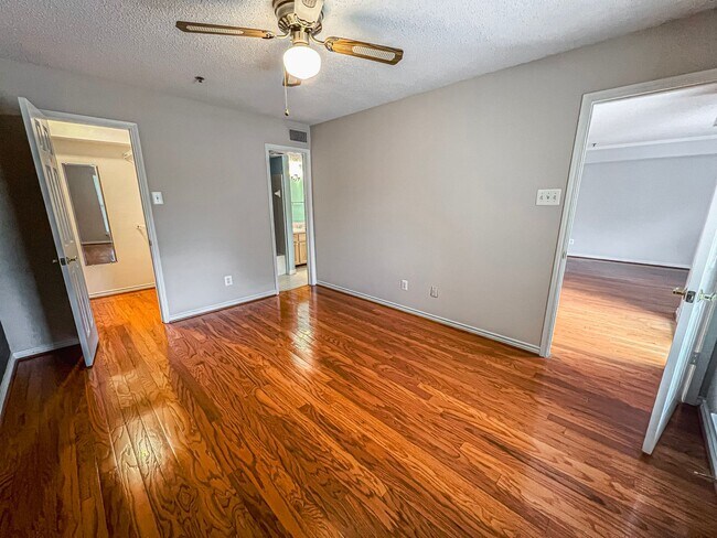 Building Photo - Charming 1 Bed 1 Bath Unit With Private Balcony In The Fountains At McLean - Water Included