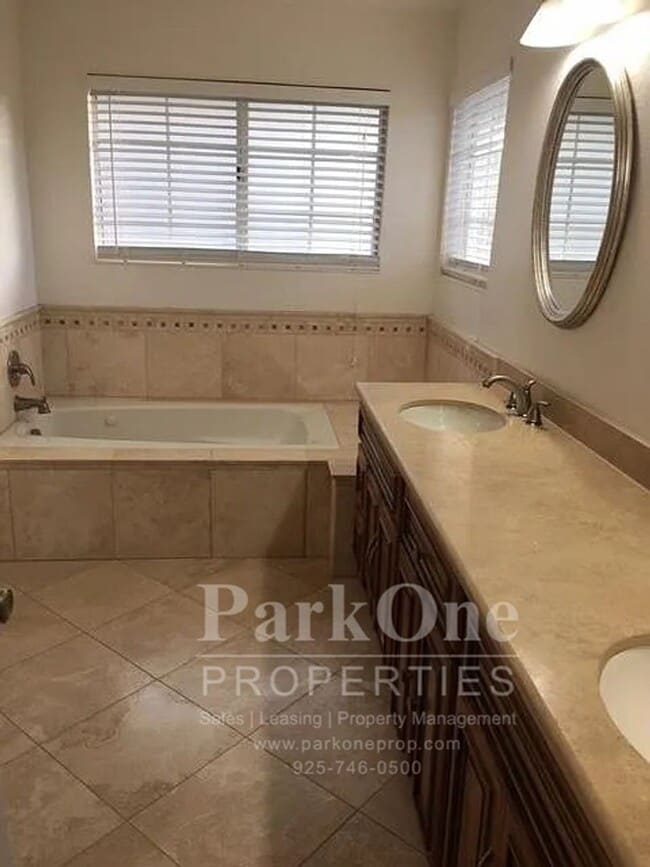 Building Photo - Nicely Updated Townhouse in Concord Availb...