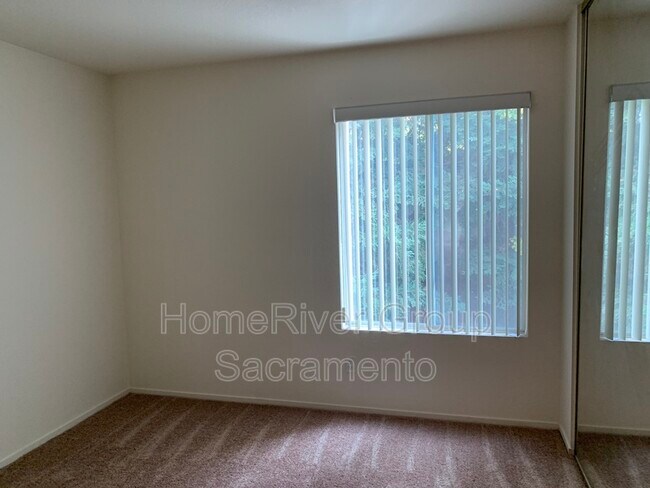 Building Photo - 202 Red Oak Ct