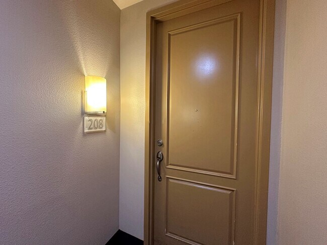 Building Photo - FREE WEEK PROMO! 2 BEDROOM 2 BATH GUARD GATED PARK AVENUE CONDO OFF THE STRIP!