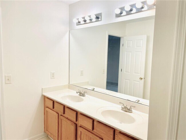 Building Photo - 1700 Ivey Pointe Ct