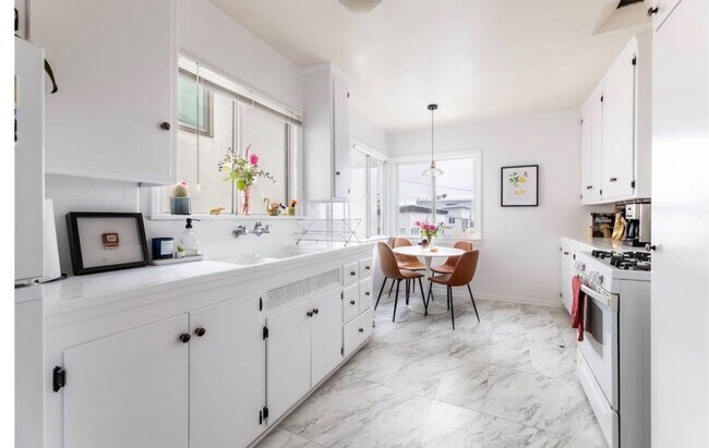 Building Photo - Manhattan Beach