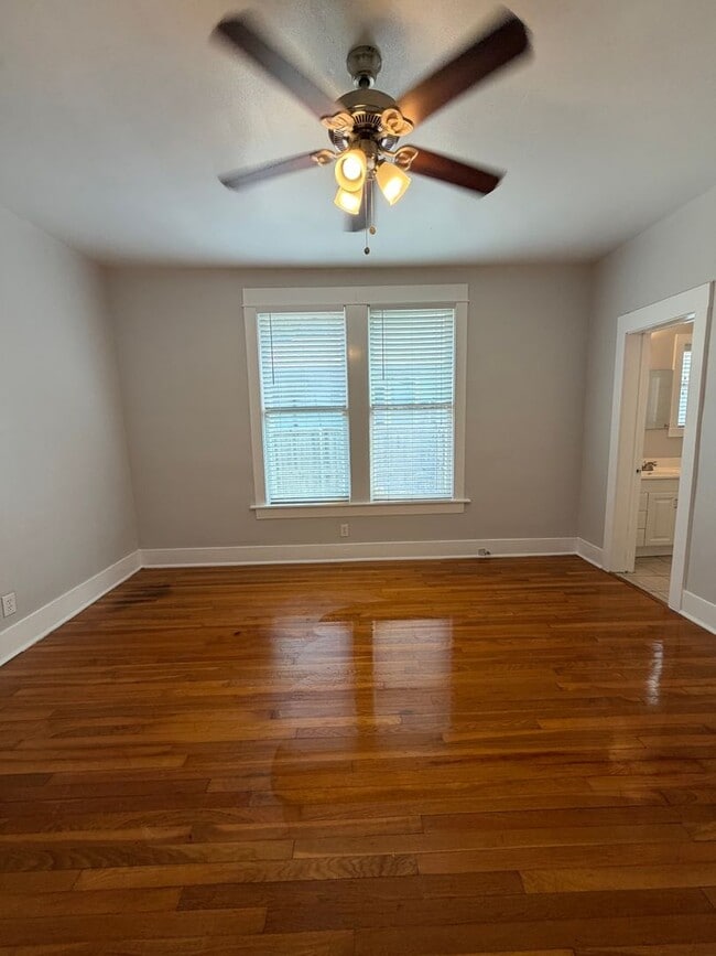 Building Photo - Stylish 2/2 Bungalow with Modern Kitchen & Spacious Backyard