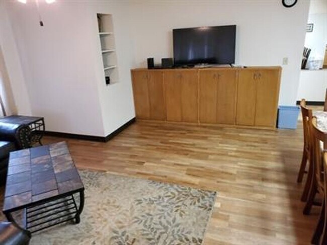 Building Photo - 7 Bed 2.5 Bath House for Rent