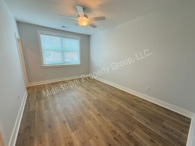 Building Photo - 703 Miramar Ln
