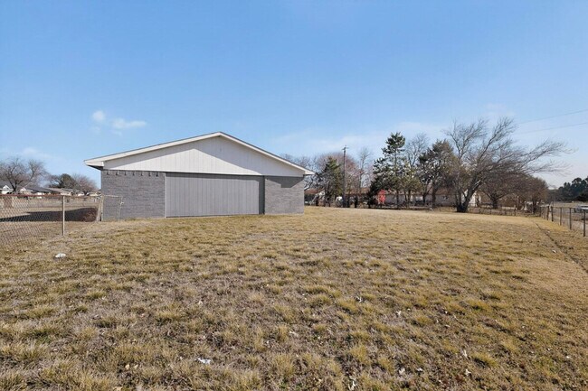 Building Photo - 136 Yorkshire Dr