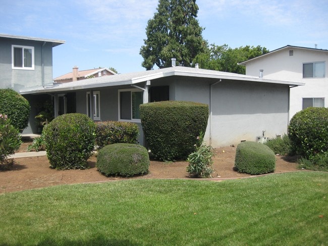 Building Photo - Laurel Manor