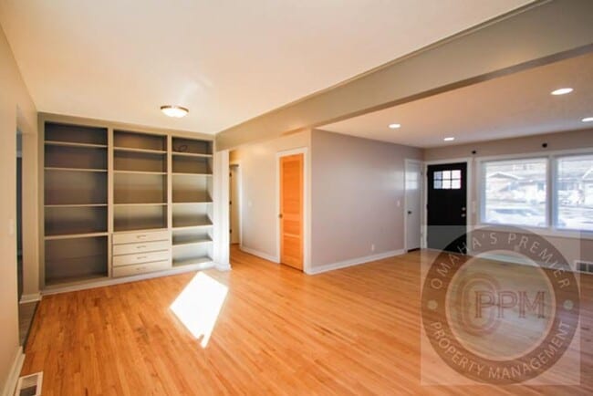 Building Photo - Fully updated 5 bd/ 2 Ba Home