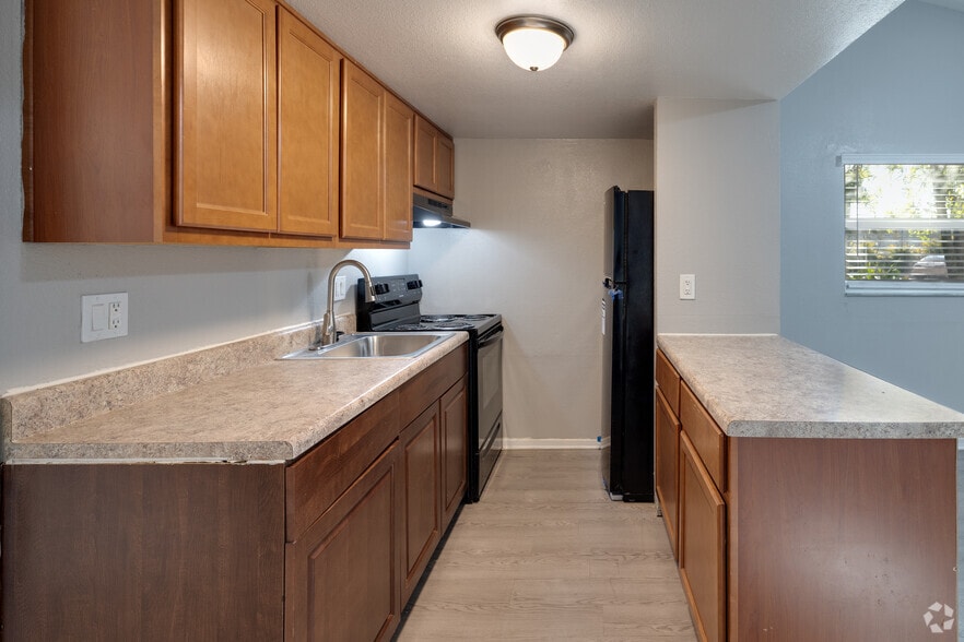 1BR, 1BA - 560SF - Kitchen - Woodside Villas