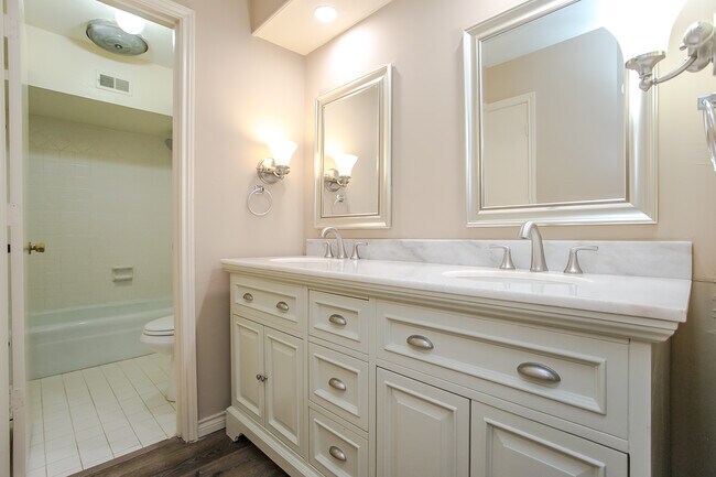 Building Photo - 10660 Pagewood Dr