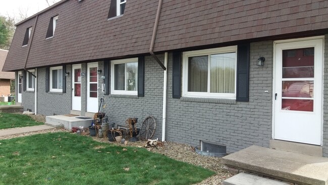 Building Photo - 1390 Lincoln Dr