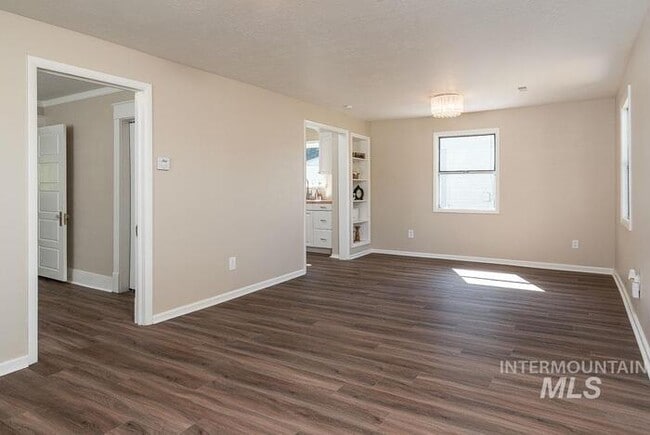 Building Photo - Charming 2 Bed, 1 Bath Single-Family Home with Large Backyard & RV Hookups!