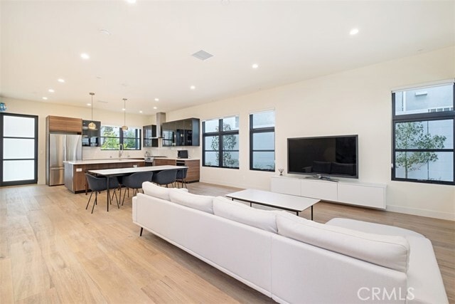 Building Photo - 822 S Plymouth Blvd