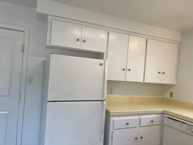 Building Photo - Available NOW! Cute Duplex in North Highla...