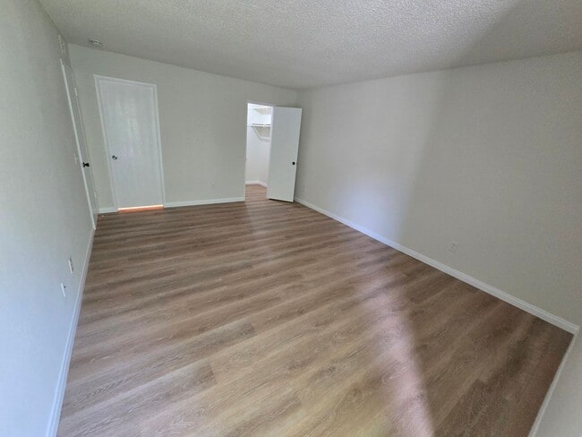 Building Photo - Beautifully Renovated Ground-Floor 2 Bedroom – Over 900 Sq. Ft.!