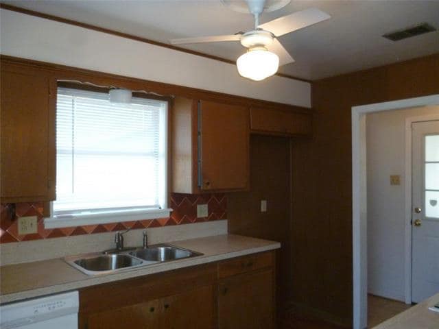 Building Photo - 1121 Patricia Dr