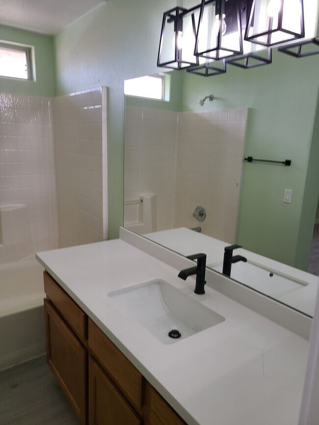 Building Photo - 3 BDRM 2.5 BATH GATED TOWNHOME