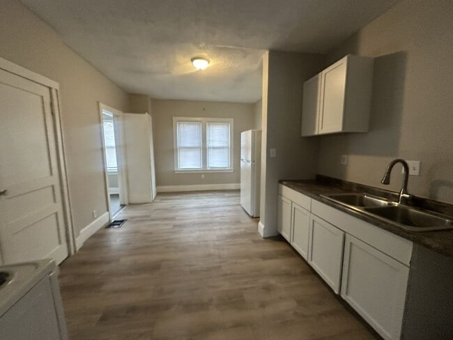 Building Photo - 3 Bedroom West Side House