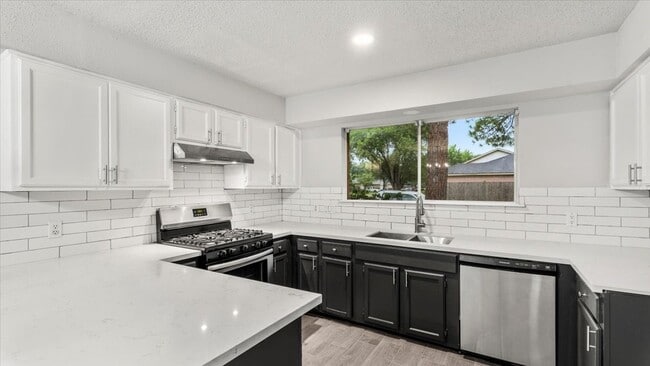 Primary Photo - 10622 Highland Woods Dr
