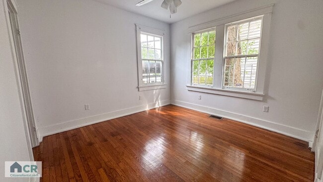 Building Photo - 3 Bedroom on Broadway!