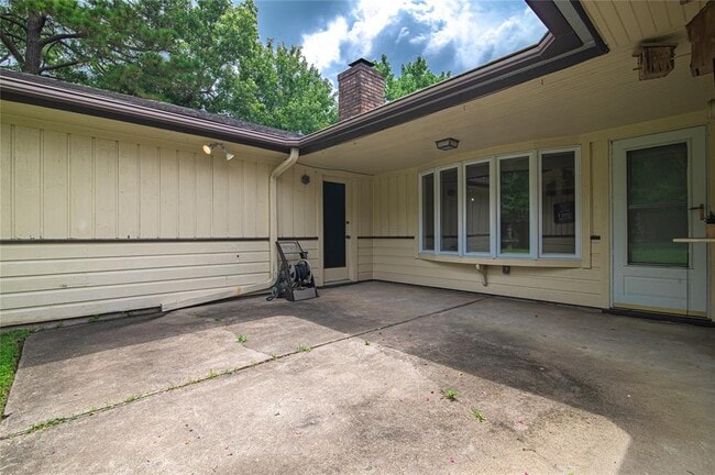 Building Photo - 319 Forest Lake Dr